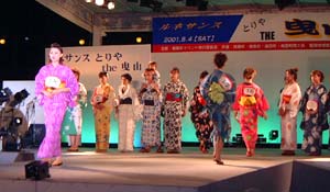 色柄模様の浴衣が映える会場